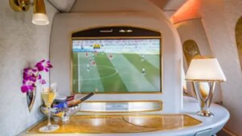 字母哥获耐克赞誉成长，杰伦质疑场合氛围诡异